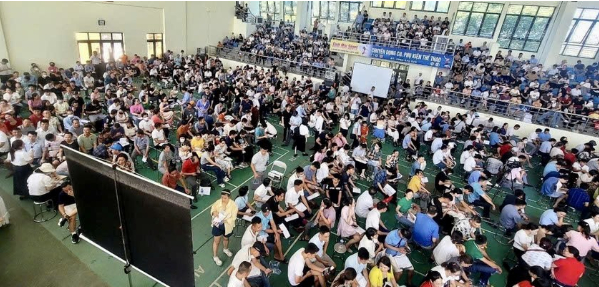 Phiên đấu giá đất tại Thanh Oai thu hút lượng lớn người tham gia (Ảnh: CTTĐTCATPHN)