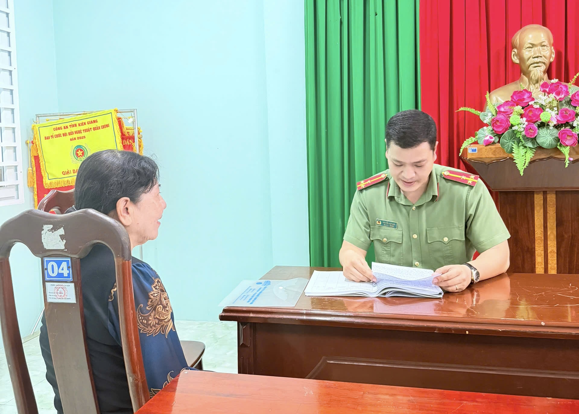 Sau khi giao dịch hoàn tất, bà H phát hiện vấn đề nên ngay lập tức trình báo công an (Ảnh: TTTĐTCATAG)