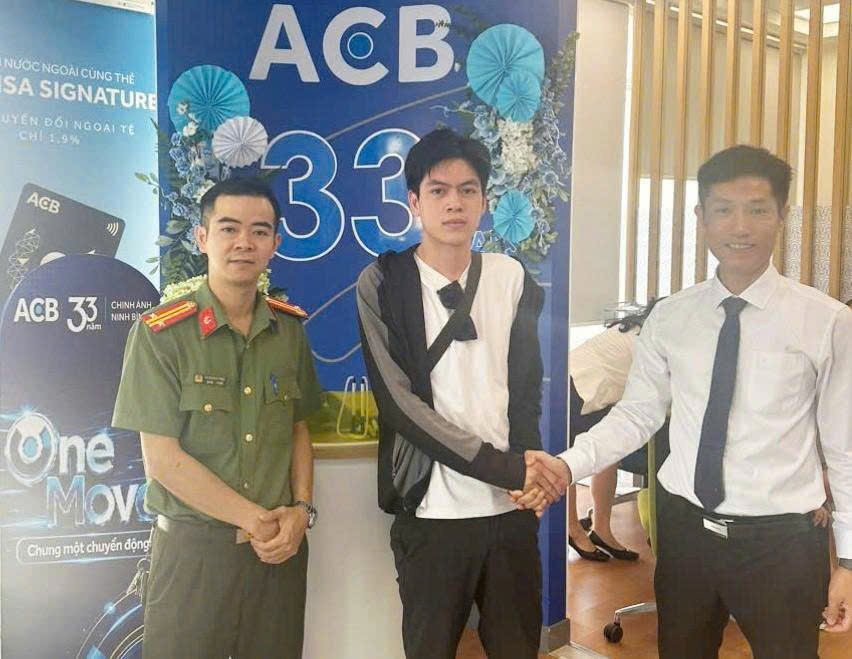 Anh Đ.V.G đã trao trả lại toàn bộ số tiền (Ảnh: TTTĐTCATAG)