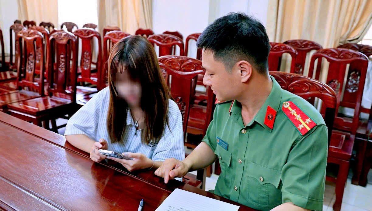 Nữ du khách làm việc với cơ quan chức năng.