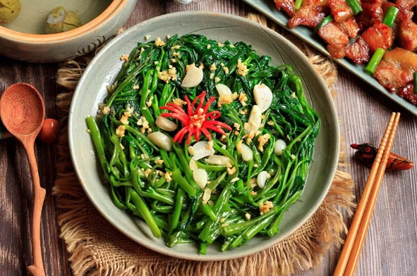 Nguyên liệu chính của món ăn này mọc phổ biến từ đồng ruộng, ao hồ đến những khu vườn quê, gần như ai cũng từng nhìn thấy