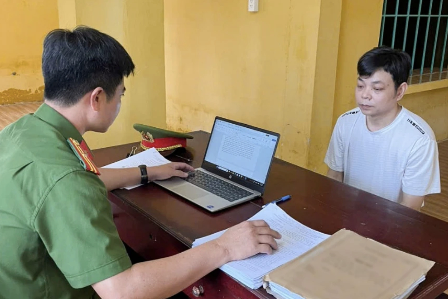 Nguyên Giám đốc kinh doanh khu vực miền Tây Lê Nguyễn Bửu Luân bị cáo buộc lợi dụng chương trình khuyến mãi đã hết hiệu lực để lừa đảo 16 khách hàng, chiếm đoạt hơn 466 triệu đồng (Ảnh: BĐTPLTP.HCM)