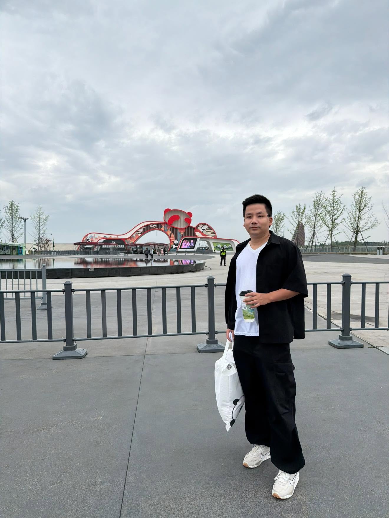 Khoa Pug (tên thật Nguyễn Anh Khoa) là YouTuber nổi tiếng với các video du lịch, trải nghiệm và những chia sẻ về kinh doanh, đầu tư, thu hút hàng triệu người theo dõi trên mạng xã hội (Ảnh: FBNV)