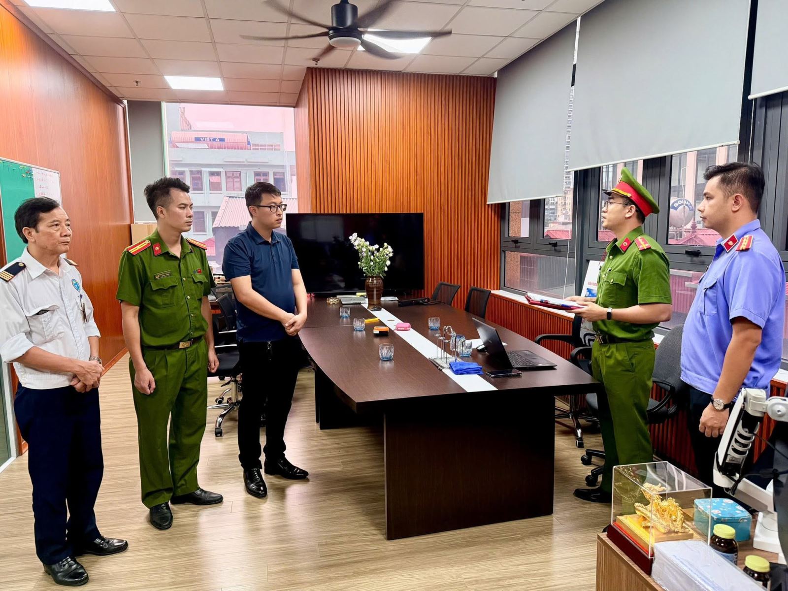Cơ quan CSĐT Công an tỉnh Phú Thọ công bố Lệnh khám xét khẩn cấp nơi làm việc của Bùi Đắc Ánh Dương