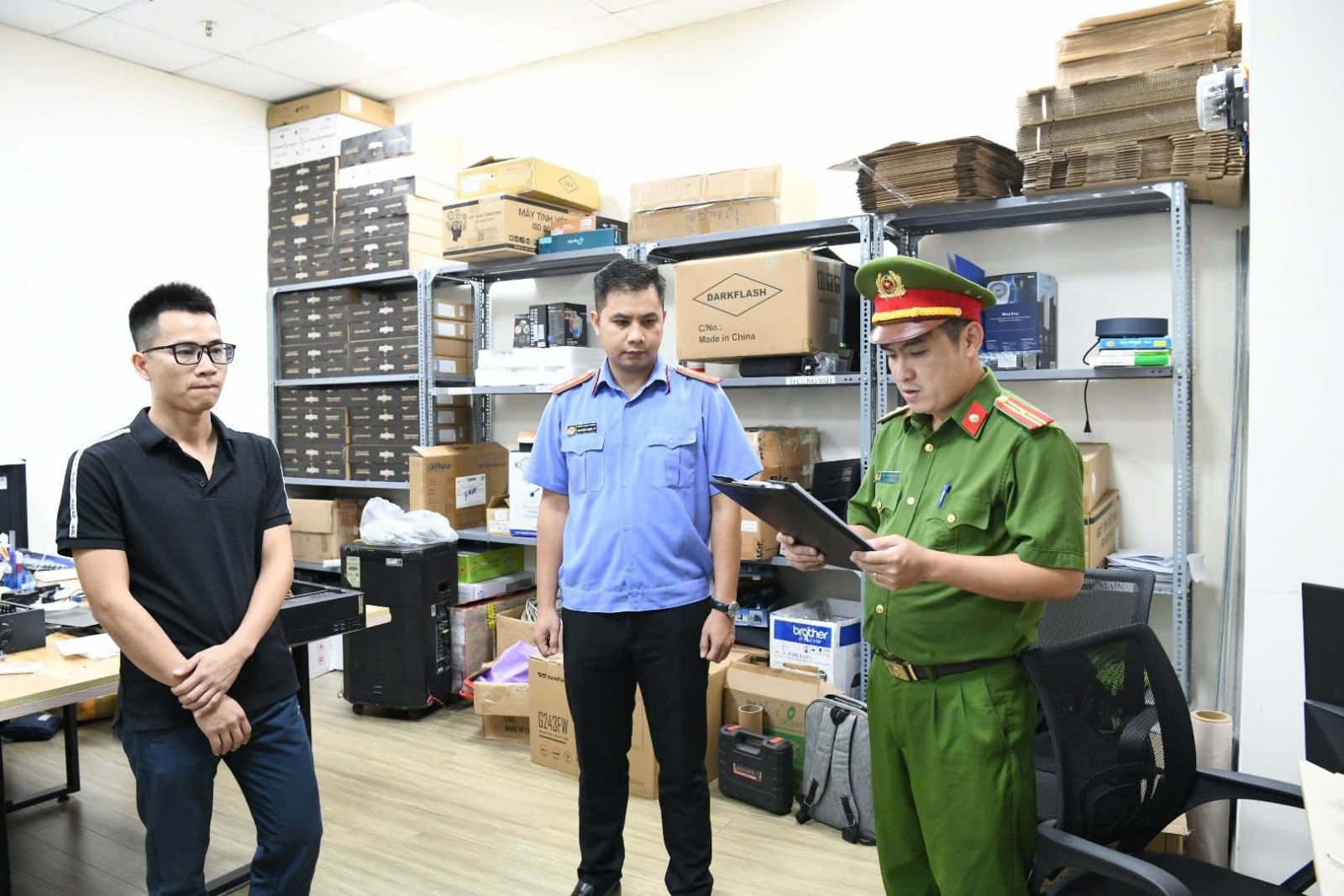 Cơ quan Cảnh sát điều tra Công an tỉnh Phú Thọ thi hành lệnh khám xét khẩn cấp nơi làm việc đối với Khuất Tiến Minh, sinh năm 1990, Giám đốc Công ty TNHH MTV giải pháp công nghệ Tek- solution