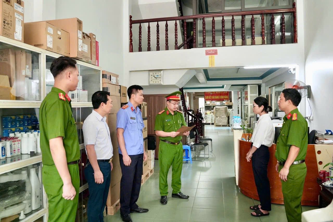 Cơ quan Cảnh sát điều tra đọc lệnh khám xét khẩn cấp nơi ở và nơi làm việc của Nguyễn Thị Thanh Huyền, sinh năm 1981, Giám đốc Công ty TNHH Thương mại và Dịch vụ Sông Lam