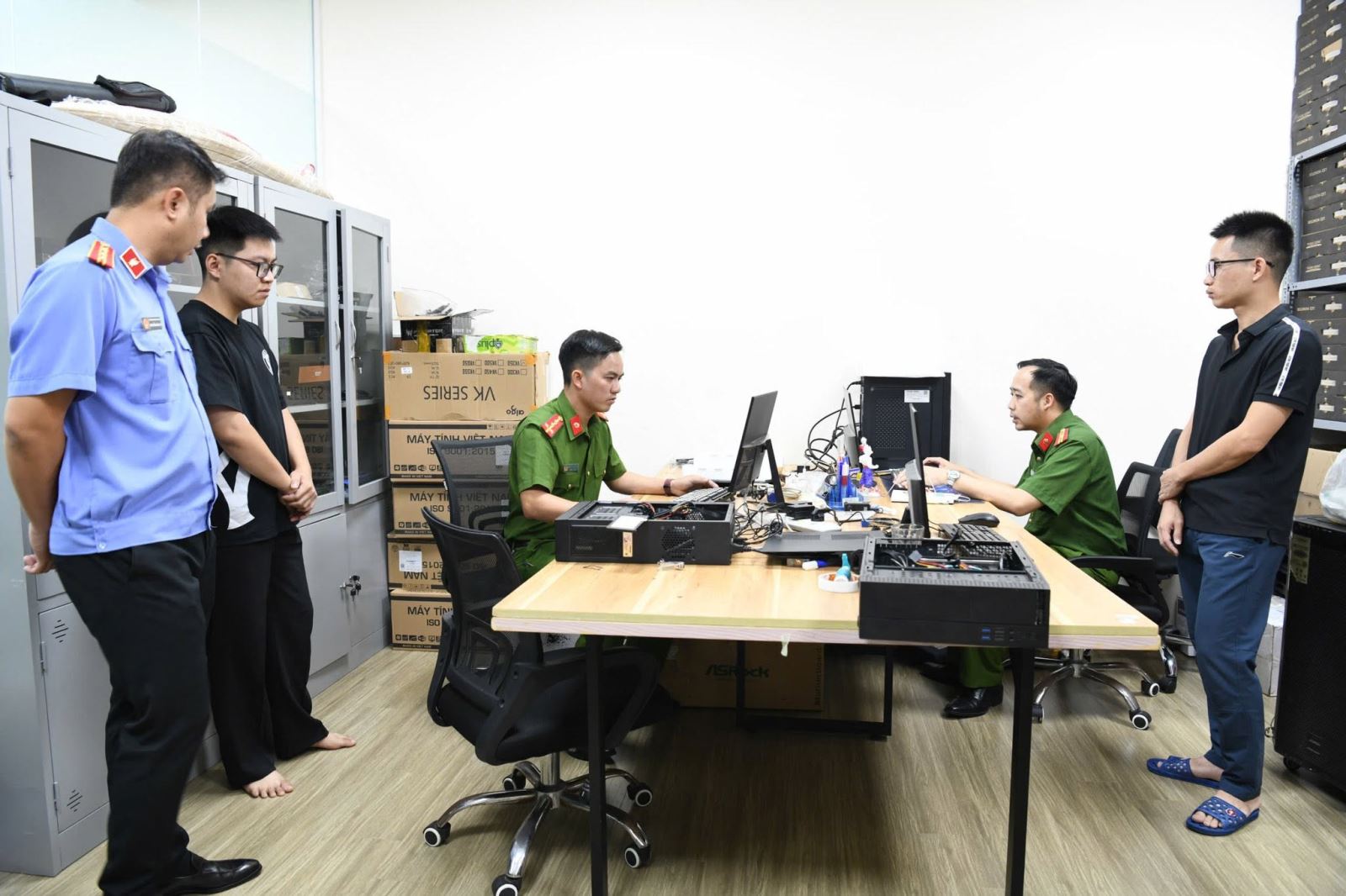 Cơ quan Công an tiến hành khám xét khẩn cấp, thu thập tài liệu chứng cứ liên quan Công ty TNHH MTV giải pháp công nghệ Tek-solution