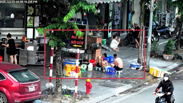Hình ảnh trước số 176 Yên Lãng, phường Đống Đa sử dụng trái phép vỉa hè bày bán hàng hóa (Ảnh: Cổng thông tin điện tử Công an TP Hà Nội)