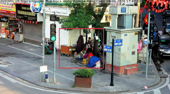 Hình ảnh một số người dân sử dụng trái phép vỉa hè để bày bán hàng hóa (Ảnh: Cổng thông tin điện tử Công an TP Hà Nội)