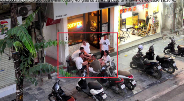 Nhiều hộ kinh doanh sử dụng trái phép vỉa hè để kinh doanh dịch vụ ăn uống (Ảnh: Cổng thông tin điện tử Công an TP Hà Nội)