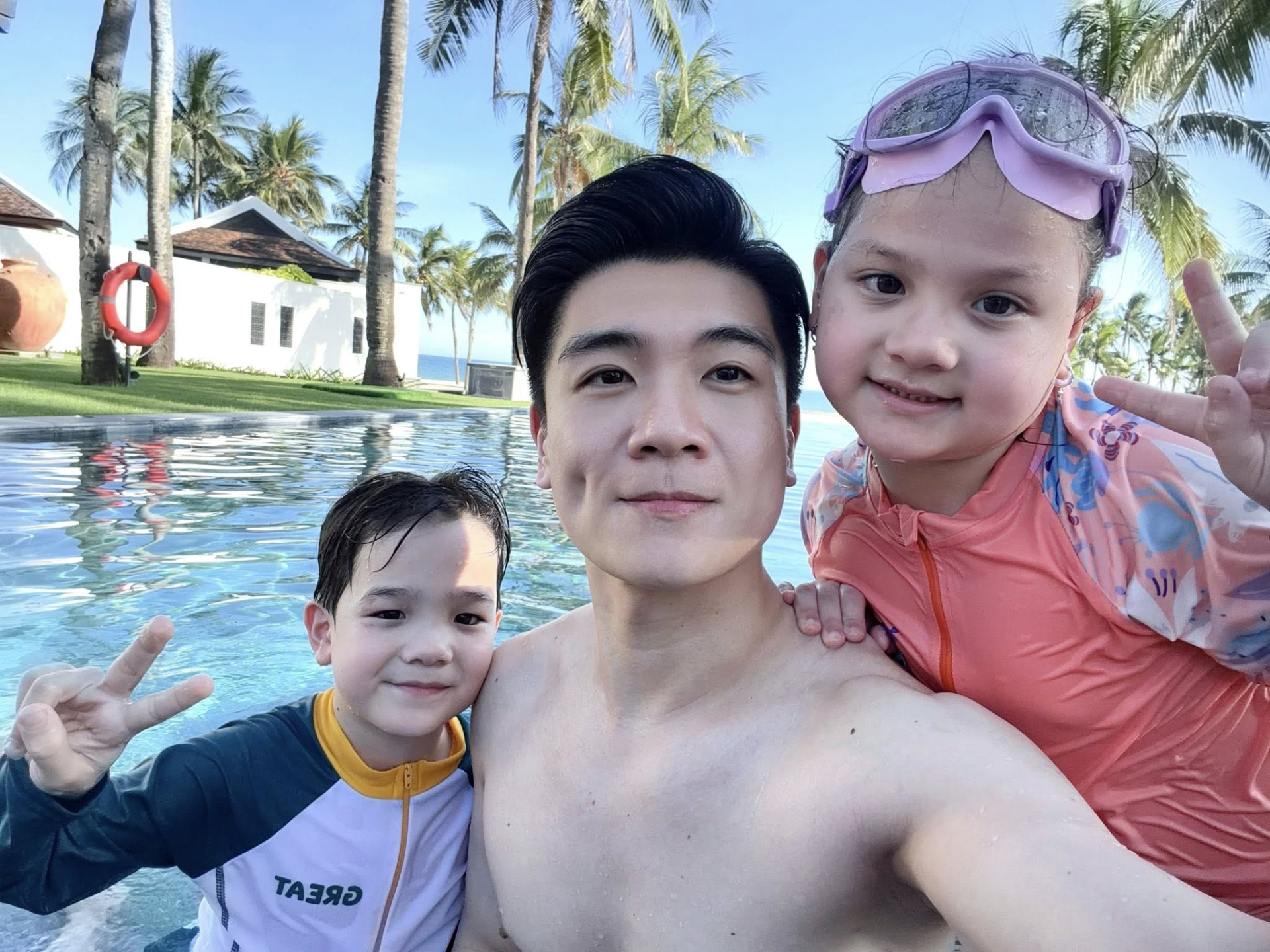 Đỗ Quang Vinh đi bơi cùng các con