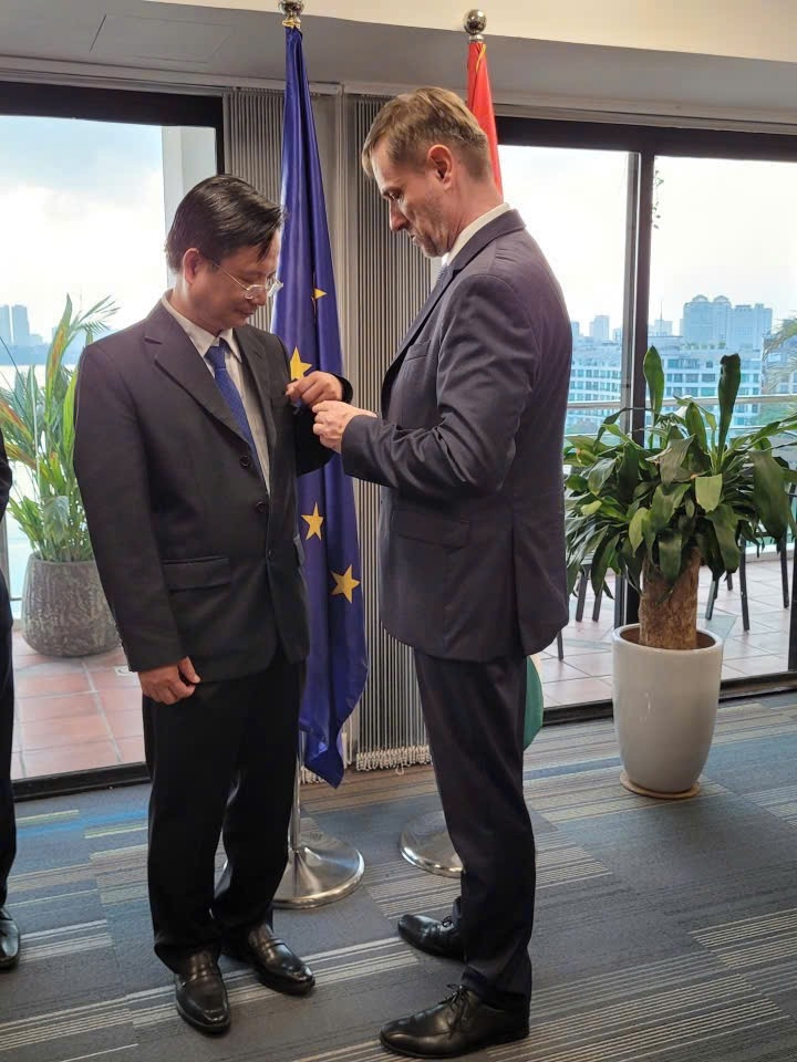 GS.TSKH Vũ Hoàng Linh được trao Huân chương Công trạng Hungary hạng Sĩ quan (dân sự), đây là phần thưởng cao quý của Nhà nước Hungary cho những cống hiến đặc biệt (Ảnh: vnu)