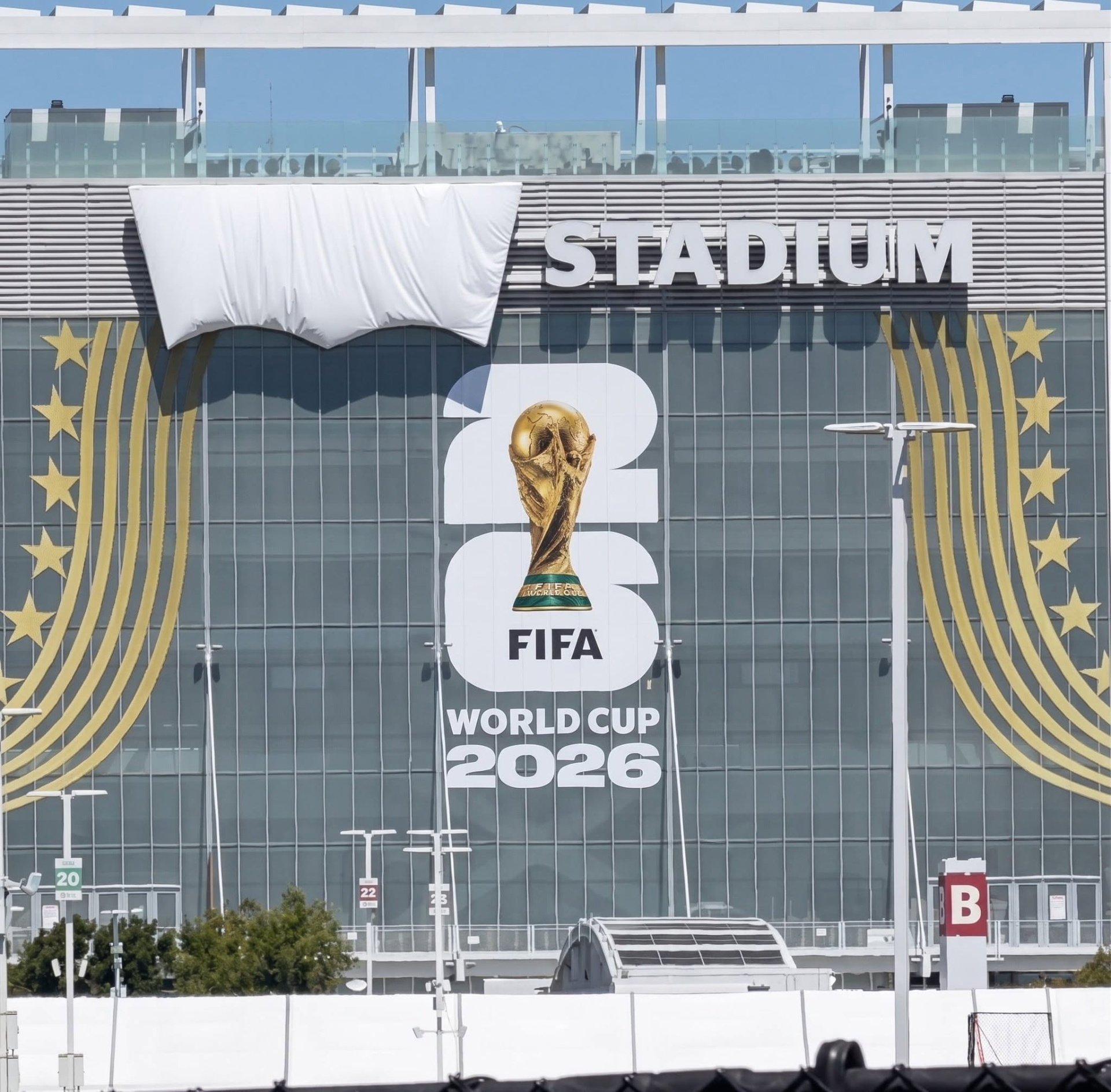 Levi's đã che lại logo theo đúng yêu cầu của FIFA.