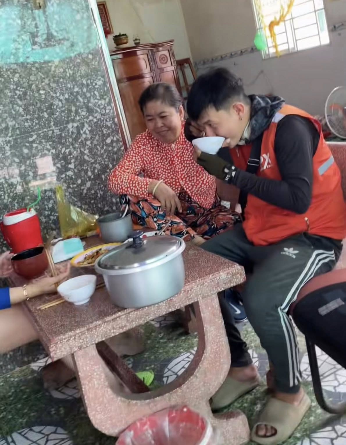 Với người miền Tây hào sảng mời khách ăn chung chỉ là thêm cái chén, đôi đũa.
