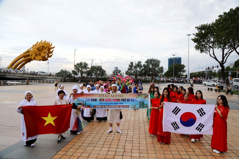 Lễ hội Việt Nam – Hàn Quốc TP Đà Nẵng tiếp tục là không gian giao lưu văn hóa sôi động giữa hai quốc gia với nhiều hoạt động nghệ thuật, ẩm thực, triển lãm, trải nghiệm văn hóa và kết nối cộng đồng