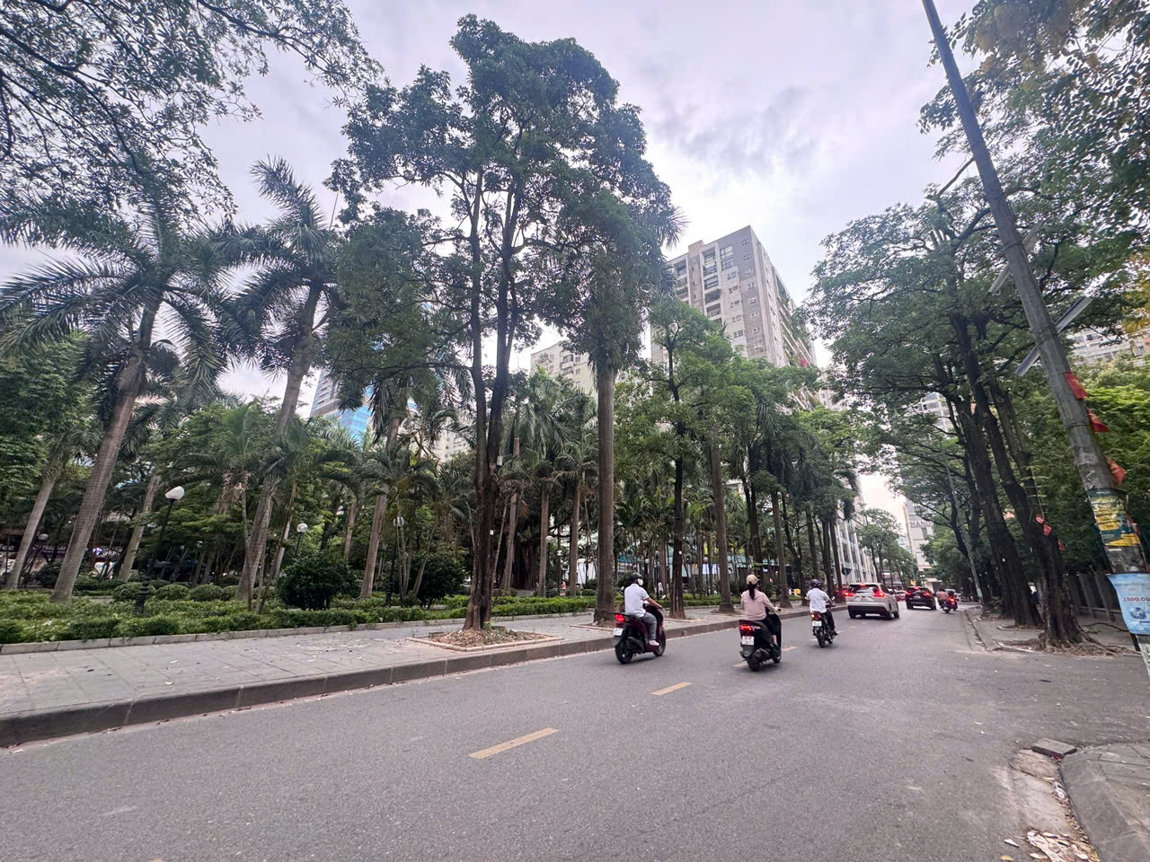 Dù là thời điểm cao điểm cuối ngày, khi lượng người và phương tiện tăng cao, giao thông tại khu vực vẫn duy trì trạng thái thông thoáng