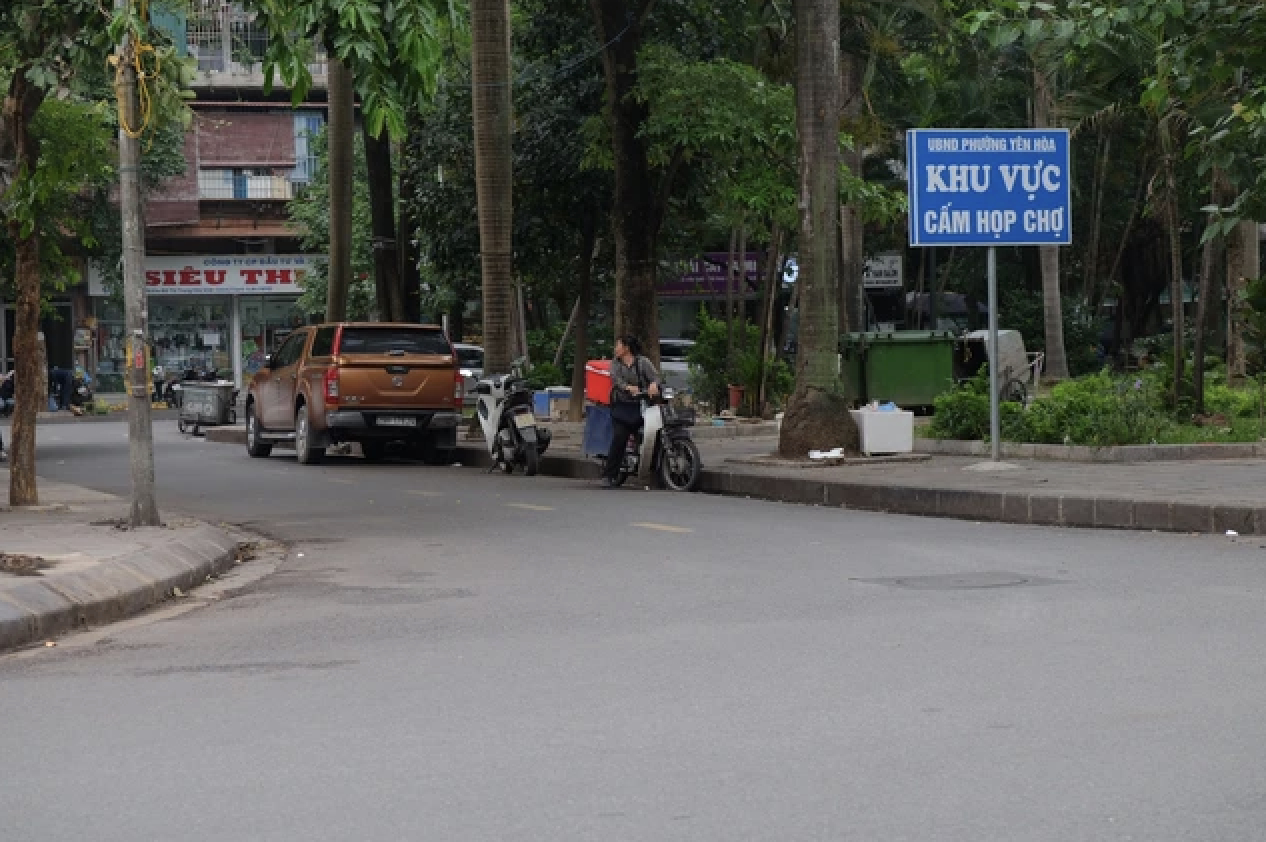 Ghi nhận thực tế cho thấy, vào buổi sáng, khu vực ô đất C2 hiện khá yên tĩnh. Không gian công cộng được sử dụng đúng công năng, vỉa hè thông thoáng và người dân có thể dễ dàng đi bộ qua khu vực