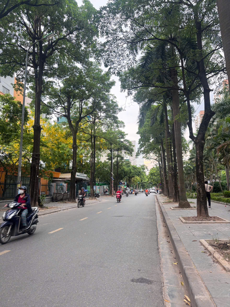 Đường sá thông thoáng, vỉa hè rộng rãi hơn đã mang lại cho người dân thêm không gian để đi bộ, tập thể dục và tận hưởng các hoạt động ngoài trời vào mỗi sáng sớm hay chiều tối