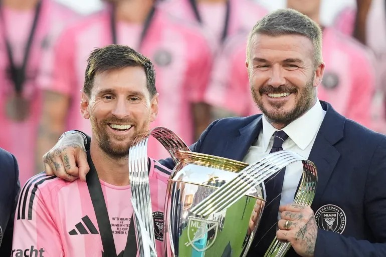 Messi chụp cùng David Beckham là Chủ tịch kiêm đồng sở hữu CLB này.