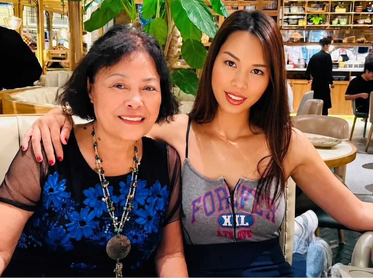 Siêu mẫu Hà Anh bên cạnh mẹ.