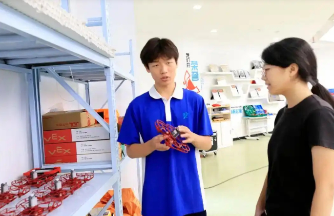 Nam sinh 19 tuổi tự chế drone, làm chủ 2 công ty: Giấu bố mẹ khởi nghiệp từ khi học cấp 2, làm shipper để duy trì hoạt động