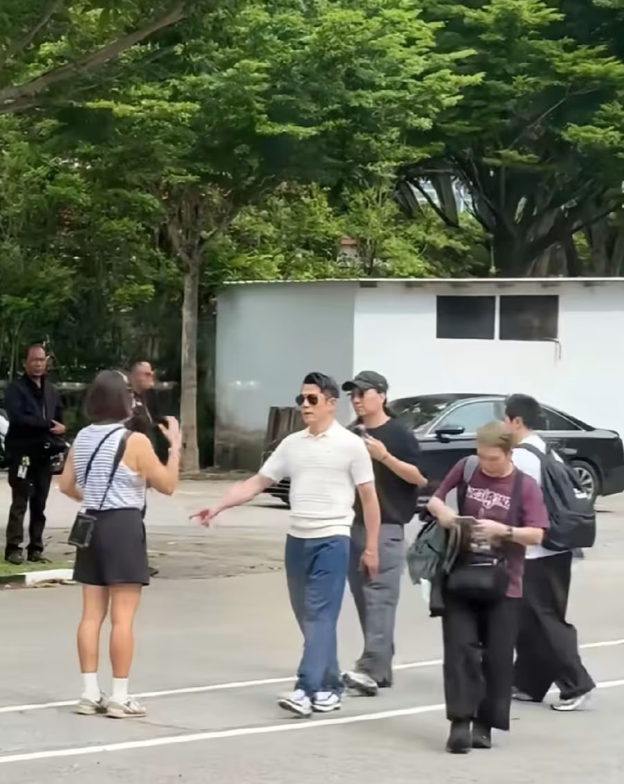 Anh được cho là đang ghi hình tại Singapore.