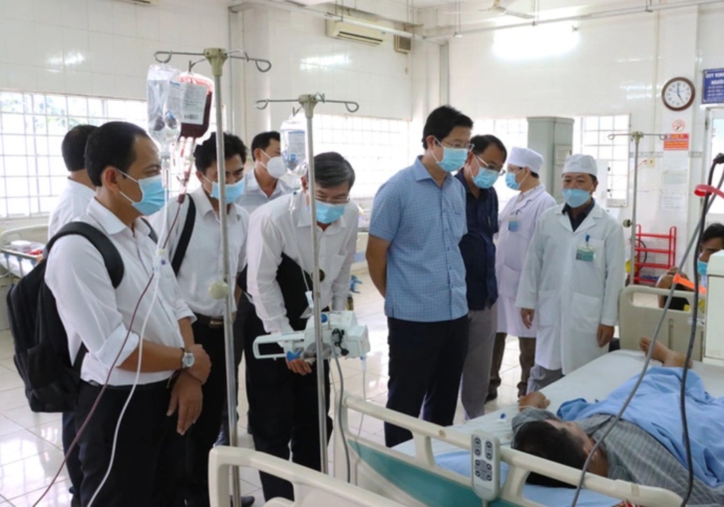 Lãnh đạo tỉnh Đồng Tháp thăm hỏi nạn nhân bị ngộ độc do ăn bánh mì của cơ sở bánh mì Hồng Ngọc 12 vào năm 2024. Ảnh: Cổng TTĐT Đồng Tháp