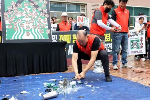 Người dân phẫn nộ đập bể các bình giữ nhiệt của thương hiệu trong chiến dịch.