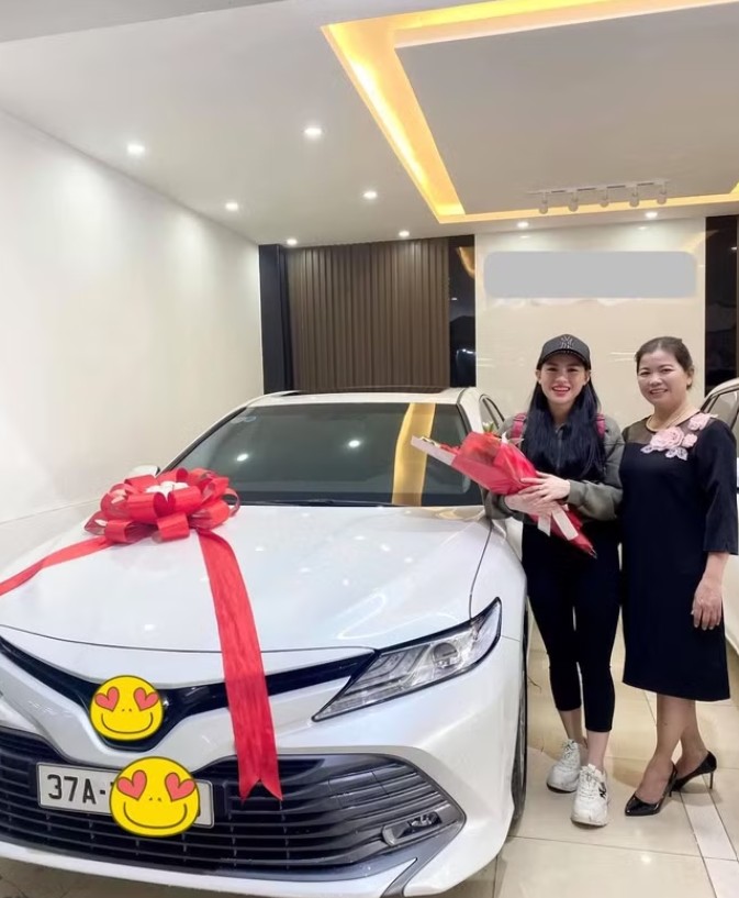 Võ Hà Linh cùng mẹ đi nhận xe