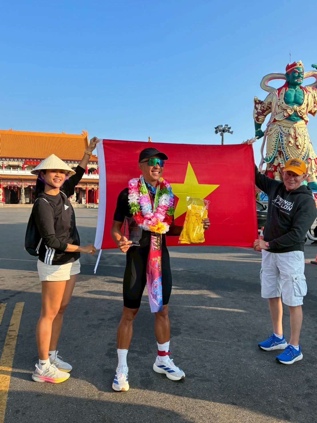 Vợ anh - chị Võ Bích Huyền hỗ trợ anh chinh phục 38km bơi - 1800km đạp - 422km chạy.