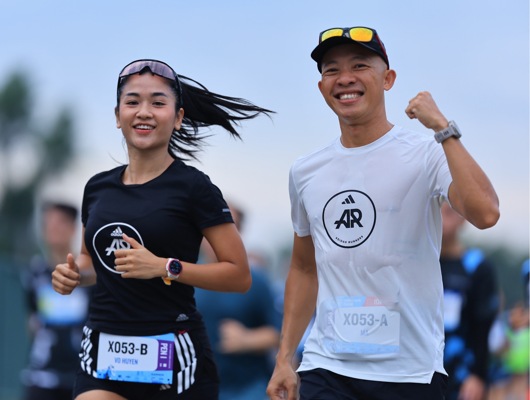 Cùng tham gia một giải chạy bộ.