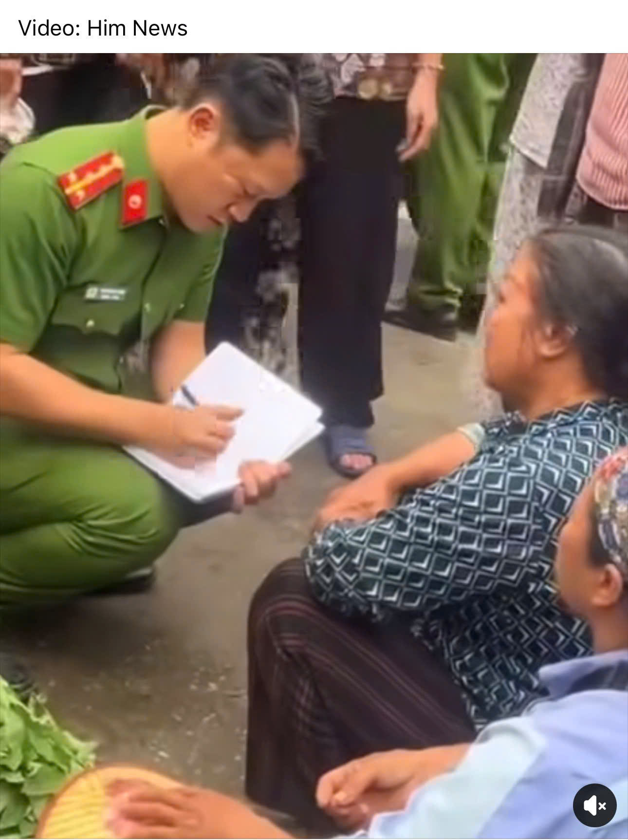 Cơ quan chức năng ghi lời khai của người trong cuộc.