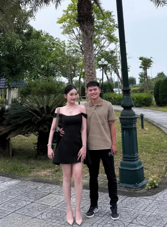 Vợ chồng cầu thủ Hồ Văn Cường chia sẻ hình ảnh hạnh phúc trên trang cá nhân