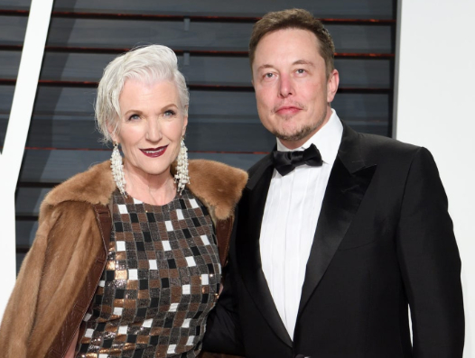 Tỷ phú Elon Musk bên mẹ