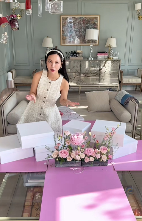 Những video tặng quà và chuẩn bị quà của Hannah Olala bất ngờ HOT trở lại