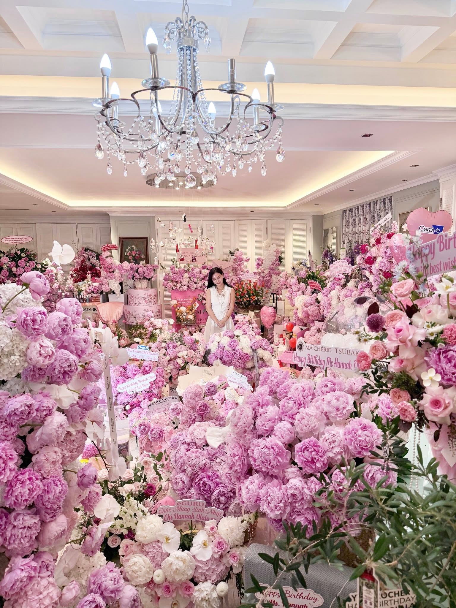 Căn phòng ngập tràn hoa được cô chia sẻ trên trang cá nhân trước đó.