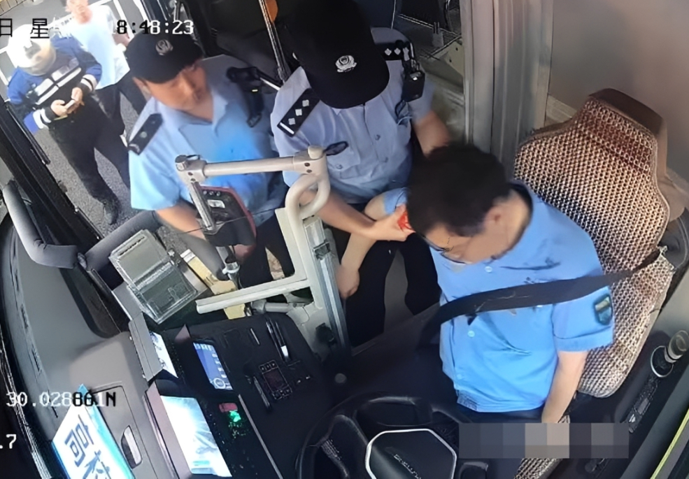 Tài xế bị đột quỵ khi đang tái xe buýt