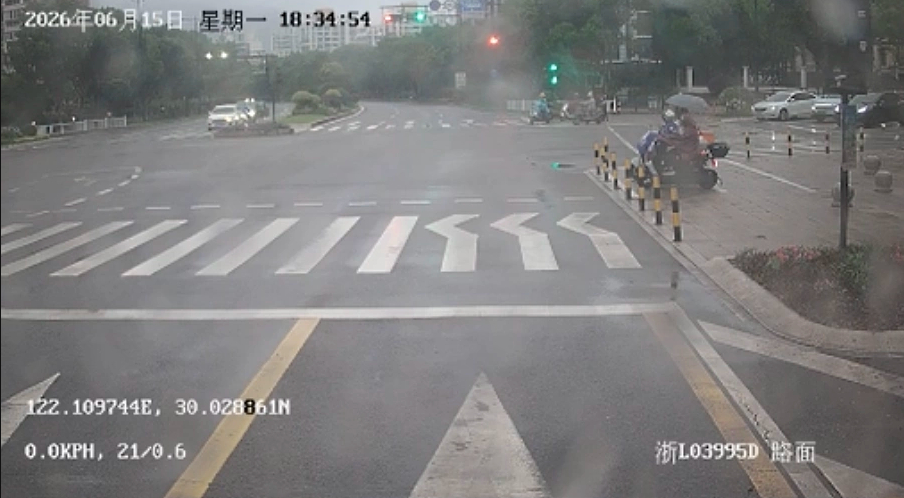 Camera hành trình trên xe buýt ghi lại cảnh tài xế Zhou Yu cố dừng xe vào lề đường, trước khi mất ý thức vào chiều tối 15/6. Ảnh: Sohu