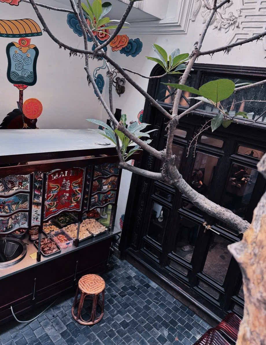 Nhìn qua, mọi thứ có vẻ đơn giản. Nhưng chính sự đơn giản ấy lại đòi hỏi sự nhất quán trong thẩm mỹ và một phong cách rất rõ ràng. Thay vì liên tục thay đổi để bắt kịp xu hướng, những quán ăn này lựa chọn xây dựng cá tính riêng và duy trì nó theo thời gian.