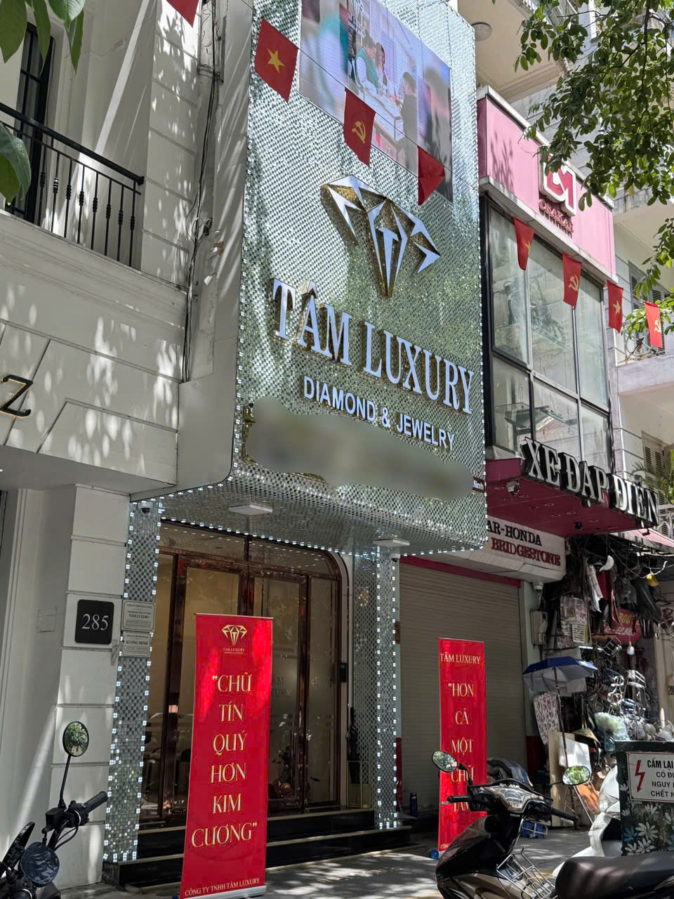 Cửa hàng Tâm Luxury hiện vẫn duy trì hoạt động bình thường và tiếp tục phục vụ khách hàng, trong bối cảnh thị trường trang sức nói chung đang có nhiều biến động