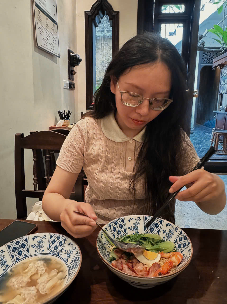 Là một Gen Z làm việc trong lĩnh vực truyền thông, Minh Châu cho biết cô thường tìm đến những quán ăn theo phong cách low-tech sau những giờ làm việc căng thẳng như một cách để tạm rời xa màn hình và cân bằng lại nhịp sống