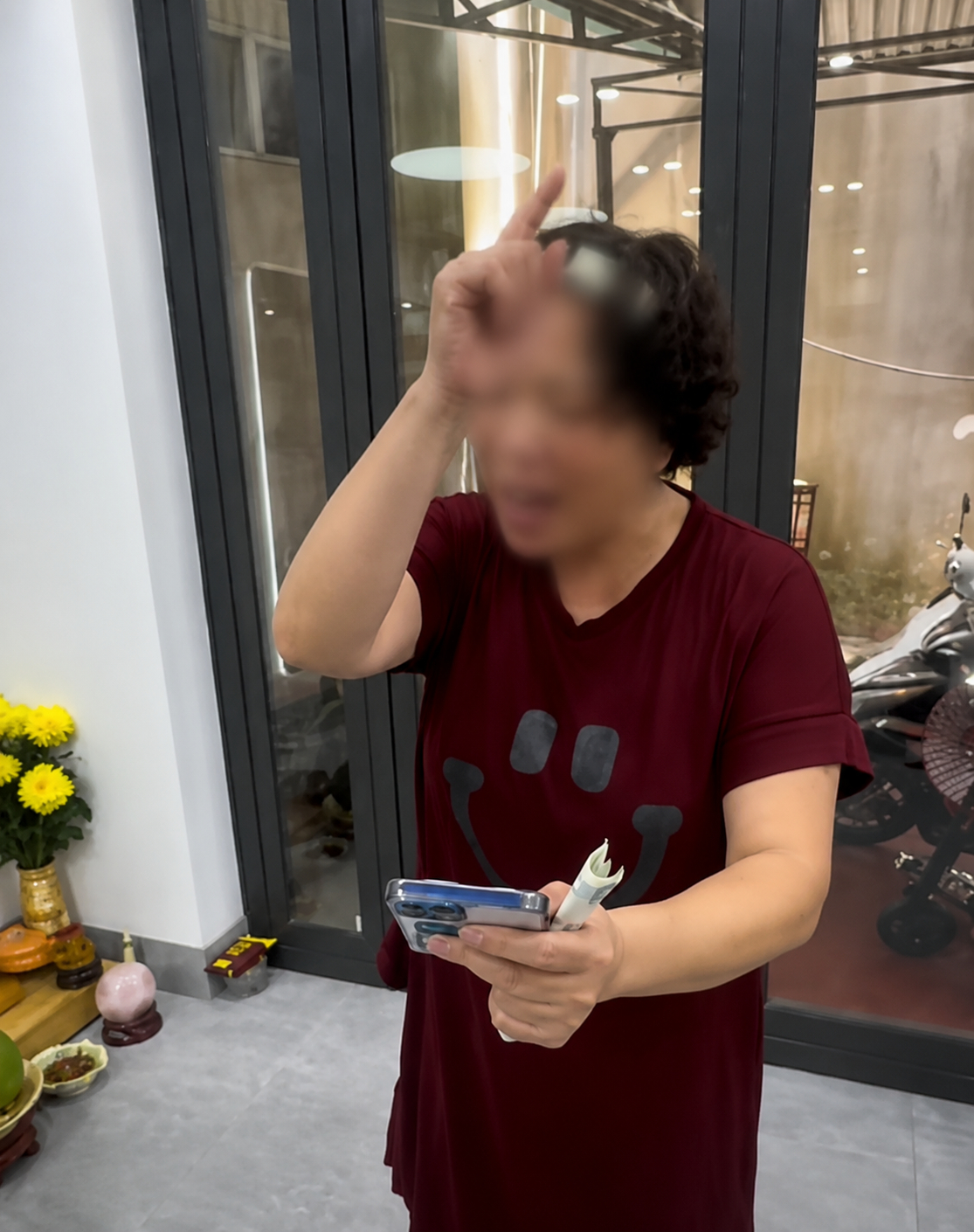 Đoạn clip nhanh chóng được truyền tay nhau.