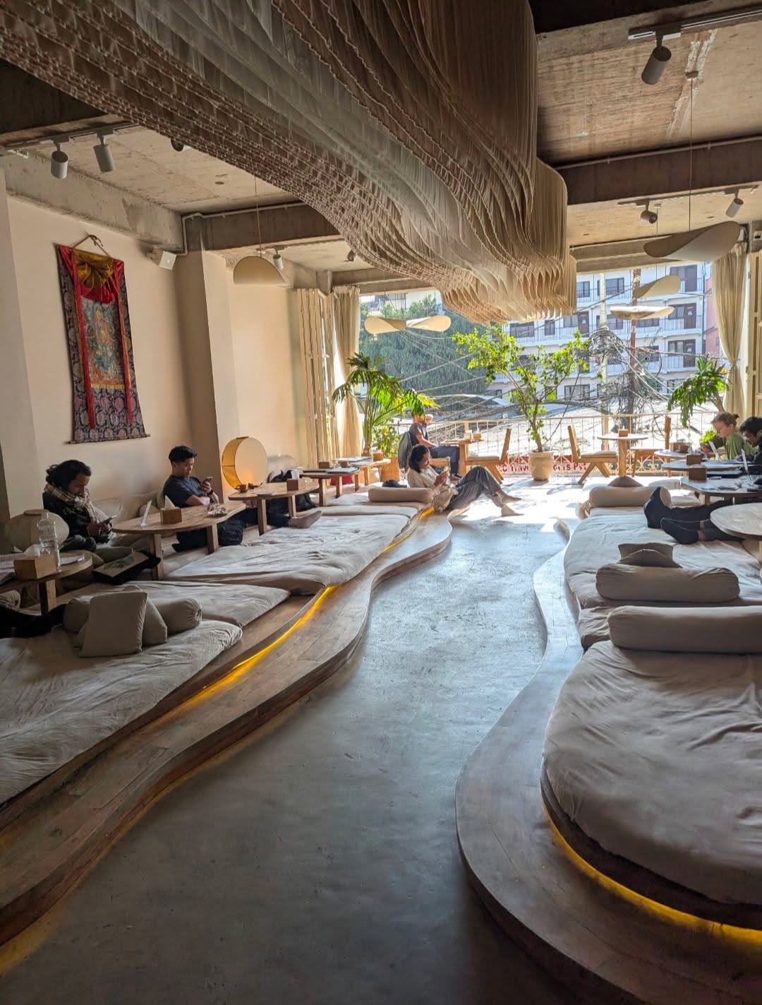Quán ăn, quán cafe Low-tech là những mô hình ẩm thực vận hành dựa trên sự tối giản, hạn chế tối đa việc ứng dụng máy móc hiện đại, phần mềm tự động