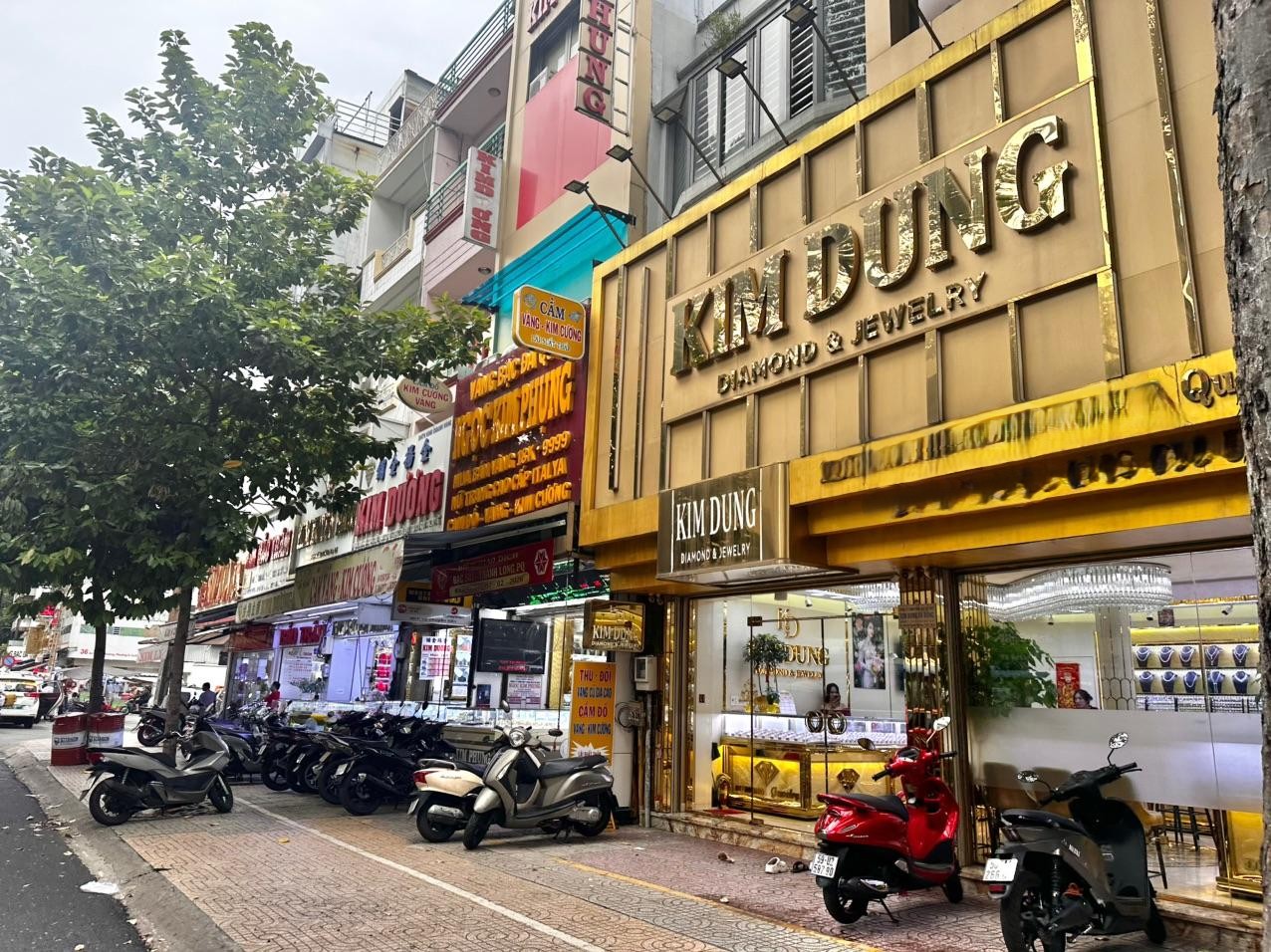 Từ “cơn sốt” đến “cơn lạnh”: Thị trường kim cương Việt Nam lao đao vì làn sóng bán tháo, nhiều cửa hàng