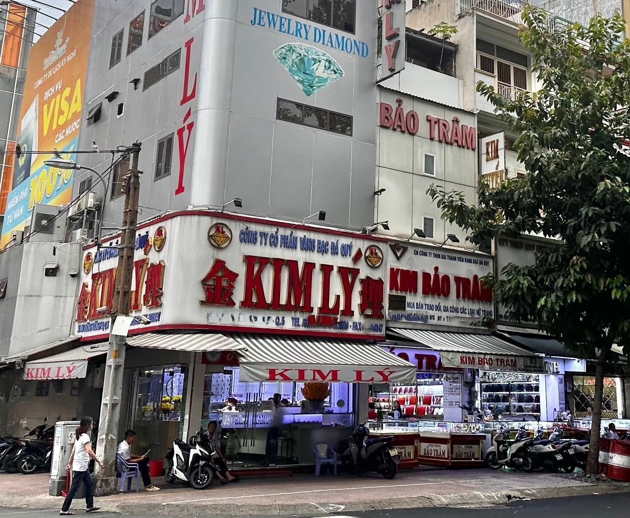 Cửa hàng Kim Lý hiện đang có khách đến giao dịch, ghi nhận không khí mua bán vẫn diễn ra dù lượng khách không quá đông như giai đoạn trước