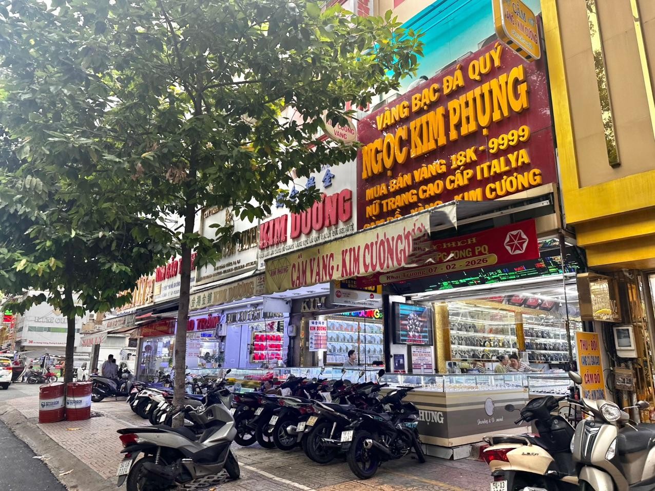 Hiện nay, nhiều cửa hàng vẫn duy trì hoạt động bình thường, tuy nhiên không khí kinh doanh đã không còn sôi động và nhộn nhịp như giai đoạn trước