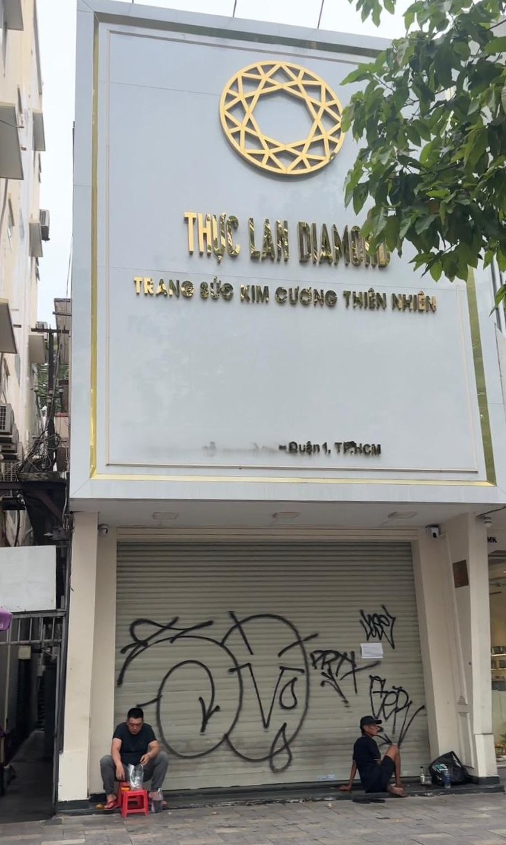 Ghi nhận vào chiều 23/6, tại một số khu vực kinh doanh trang sức, nhiều cửa hàng đã tạm thời đóng cửa hoặc khép cửa, ngừng giao dịch trực tiếp. Bên cạnh đó, vẫn có những điểm bán duy trì hoạt động cầm chừng, nhưng không khí mua bán nhìn chung khá trầm lắng so với thời điểm trước đó