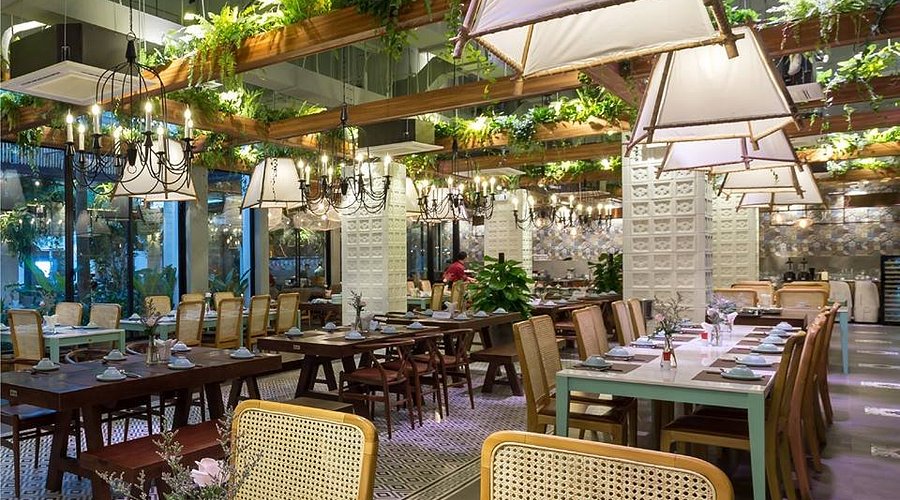 Hà Nội 40 độ, cả khách cả chủ đều ngại gặp, nhưng bữa trưa chốt deal vẫn cứ phải diễn ra: Thế thì phải ngồi đâu?