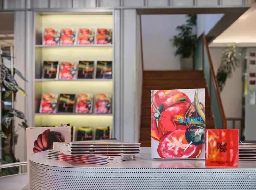 Ấn phẩm fanzine thường niên số 11 của LOEWE mang ý nghĩa đặc biệt với cụm nội dung dành riêng để nhắc nhớ cho mọi người về lịch sử hình thành và phát triển của thương hiệu.