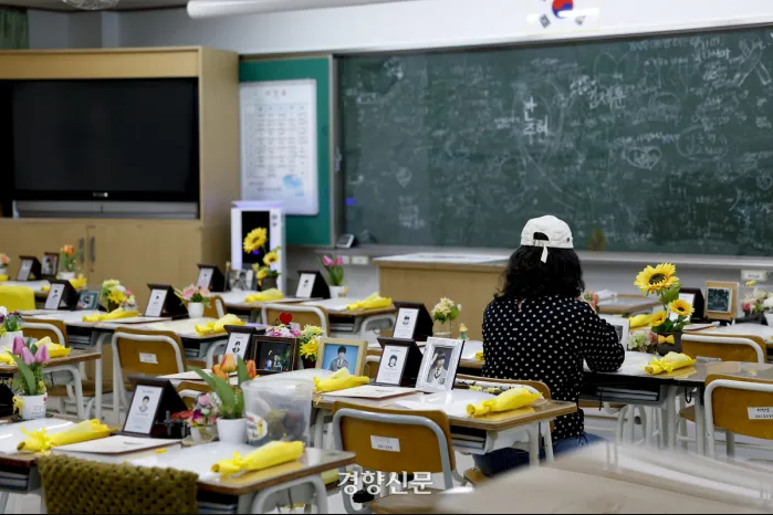 Một ngày trước kỷ niệm 12 năm thảm họa chìm phà Sewol, học sinh và người dân đến thăm Lớp học tưởng niệm tại Trung tâm Giáo dục An toàn và Sinh hoạt 4.16 ở Ansan, tỉnh Gyeonggi, để bày tỏ lòng thương nhớ